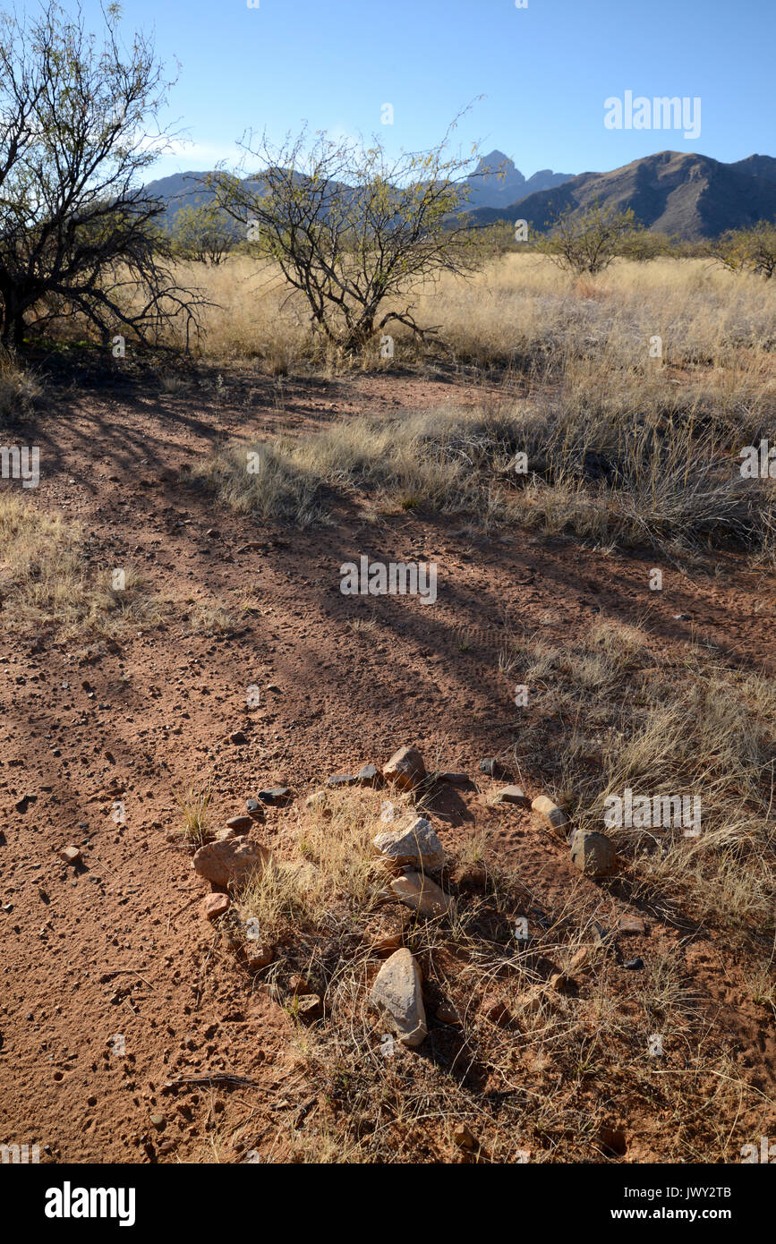 Felsen entlang einer Spur von undokumentierten Migranten aus Mexiko zeigen Nord, 20 Meilen nördlich von Sasabe, Arizona, USA. Stockfoto