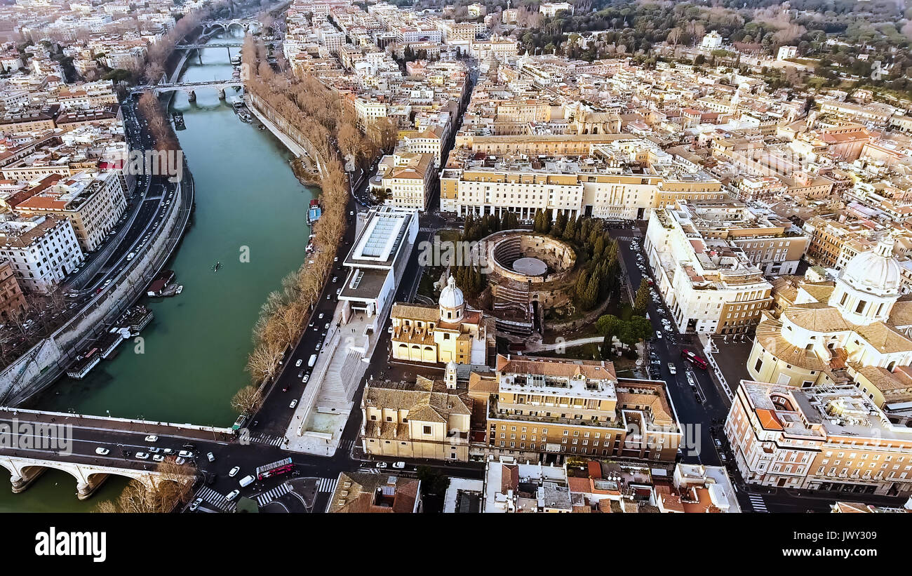 Luftbild Foto von Roms historischen mittelalterlichen Rom Stadtbild Rund um das Mausoleum des Augustus und den Fluss Tiber in Italien Stockfoto