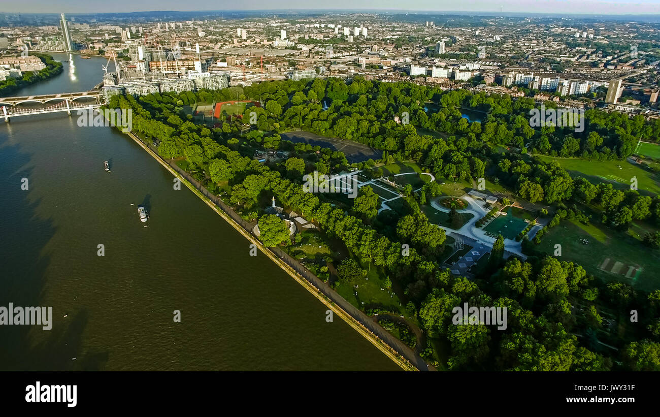 Luftbild Foto von Battersea Park feat. Themse und Chelsea Bridge in London. Stockfoto