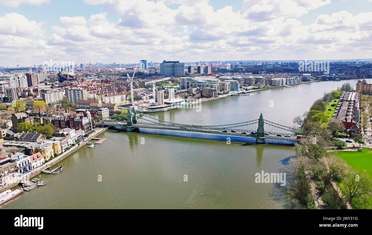 Antenne 4 K Urban Bild anzeigen Foto von Thames River und die Hammersmith Bridge in London England Großbritannien Stockfoto