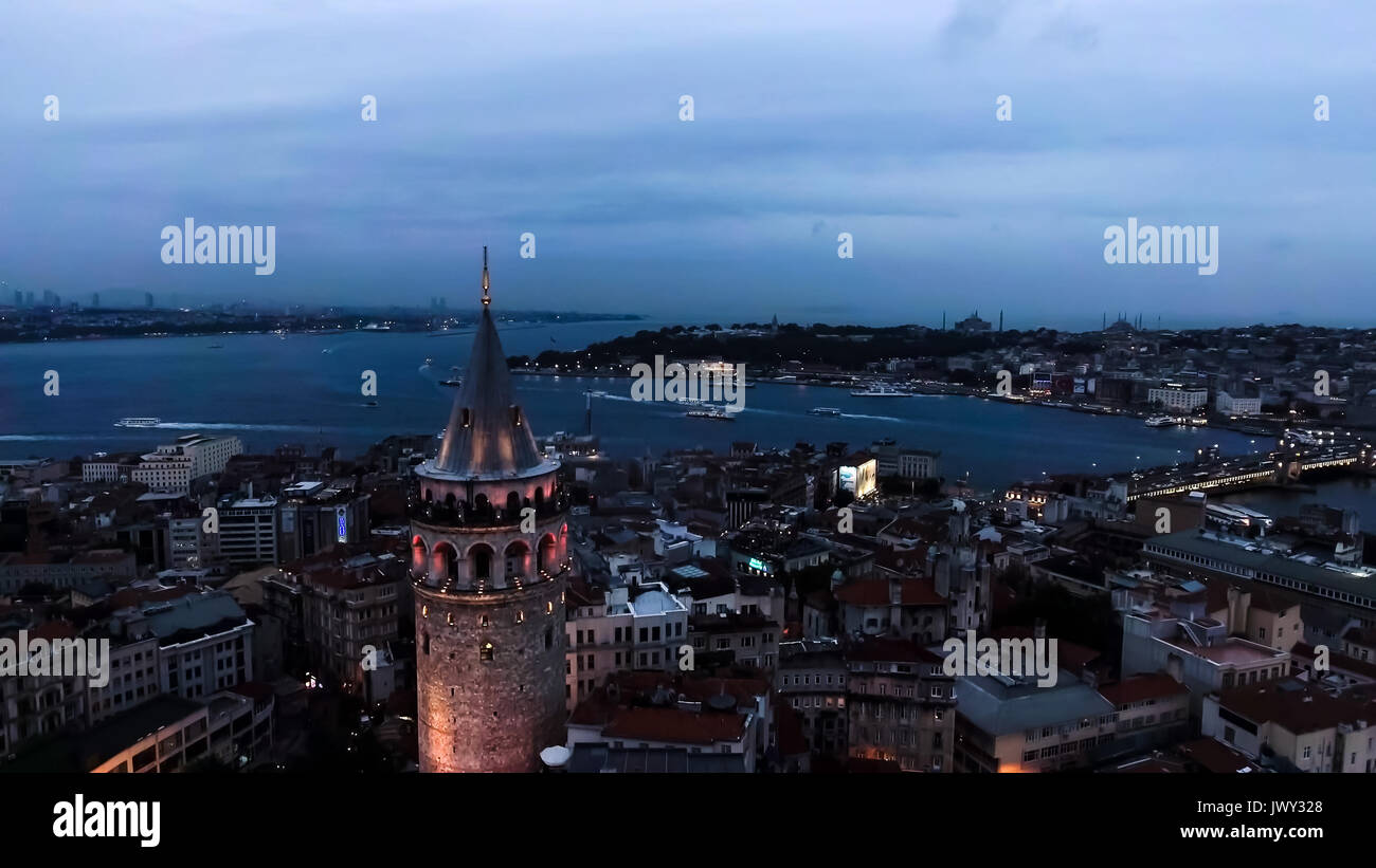 Galata Tower Antenne Urban anzeigen Foto feat. Skyline von Istanbul und das Stadtbild mit Goldenhorn Bosporus bei Nacht Stockfoto