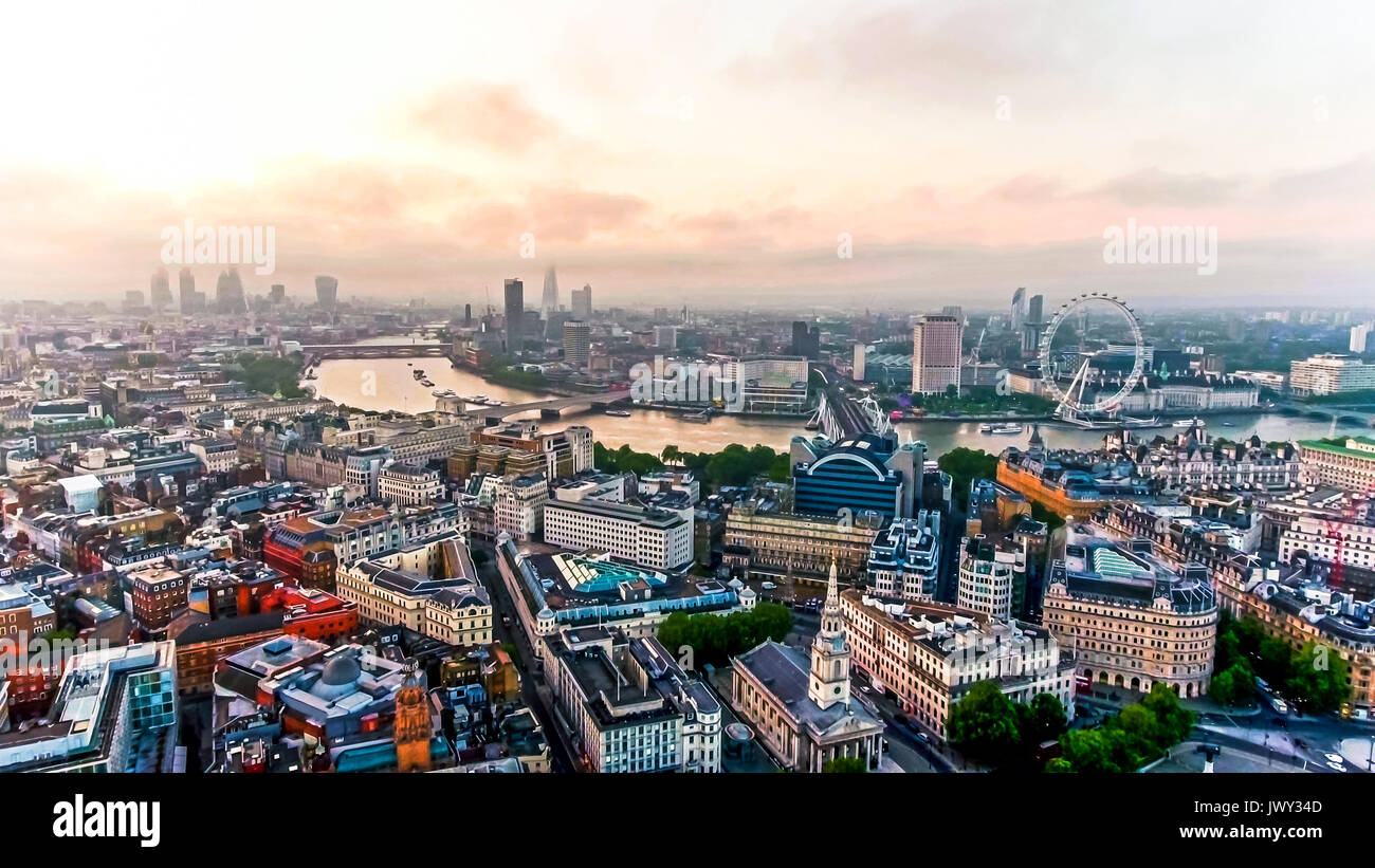 Luftbild Foto des schönen Sonnenaufgang an der Stadt von London Capital City Skyline berühmten europäischen Ziel in England, Vereinigtes Königreich Stockfoto