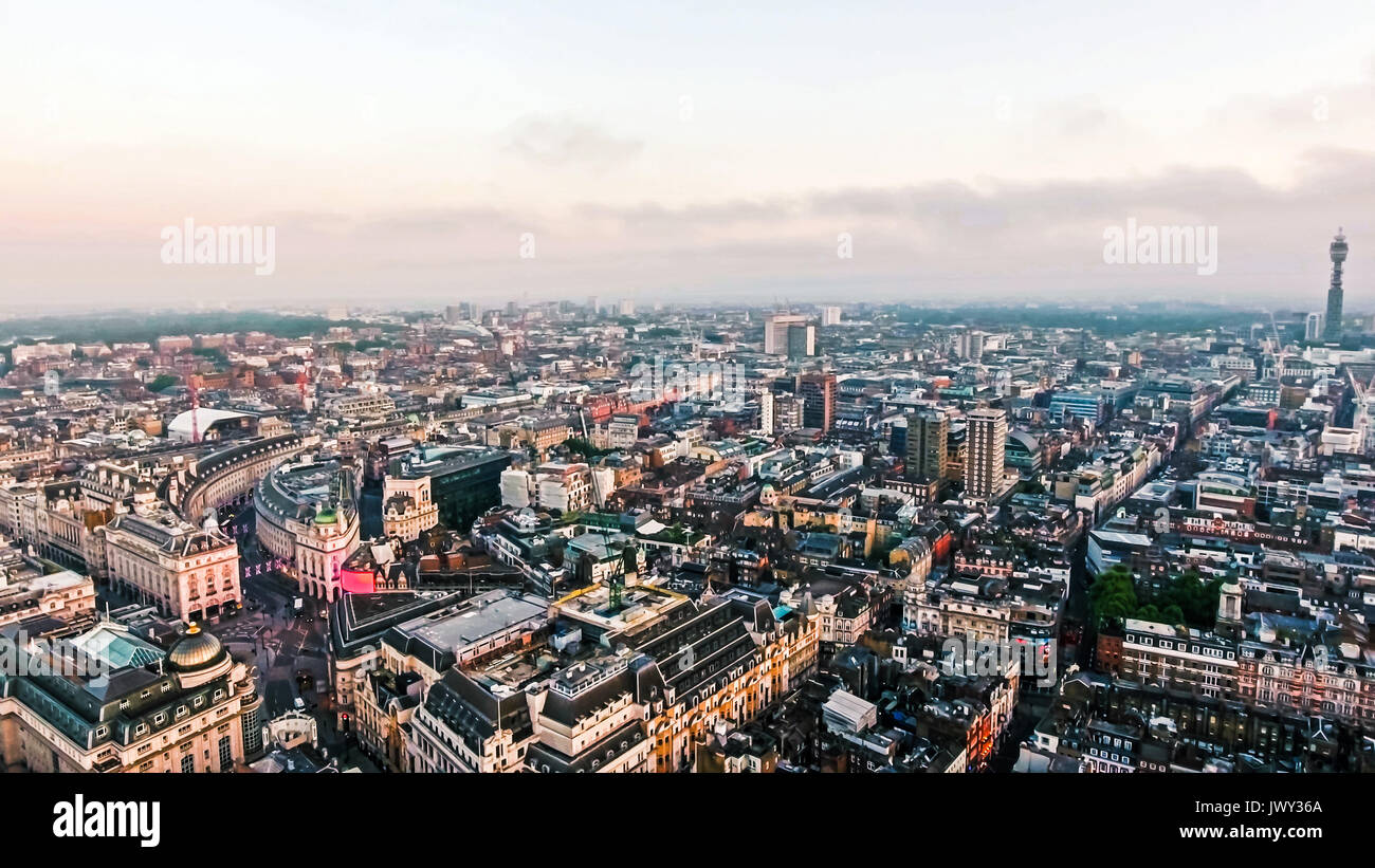 Luftaufnahme Bild Foto fliegen durch die Londoner City Piccadilly Circus, Leicester Square mit der Regent Street und BT Tower Sehenswürdigkeiten in London England Stockfoto