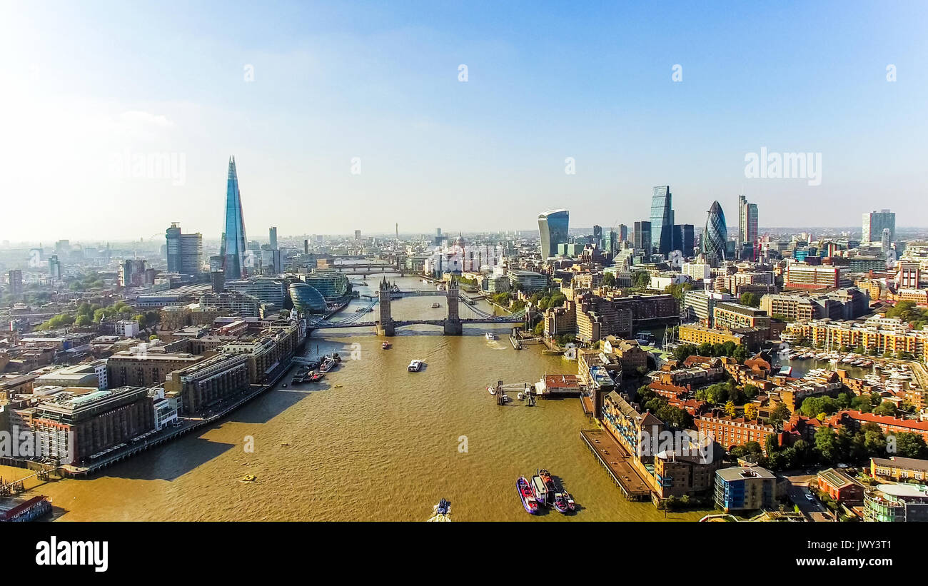Die neue Skyline von London Moderne Gebäude Luftbild Bild Foto mit Tower Bridge, The Shard, Rathaus und der berühmten Wolkenkratzer Sehenswürdigkeiten in England Großbritannien Stockfoto