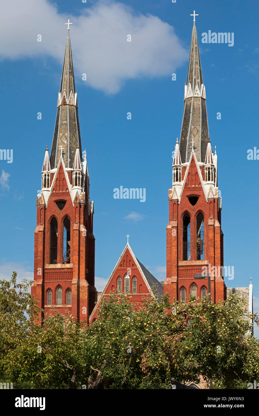 Detroit, Michigan - Mitglieder des historischen Süßeste Herz Mariens Katholische Kirche kämpfen ihre kirchtürme zu speichern. Die Türme sind deteriorat Stockfoto