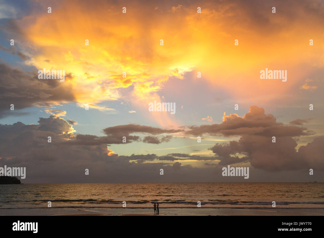 Wolken bei Sonnenuntergang, Bang Tao Beach, Phuket, Thailand Stockfoto