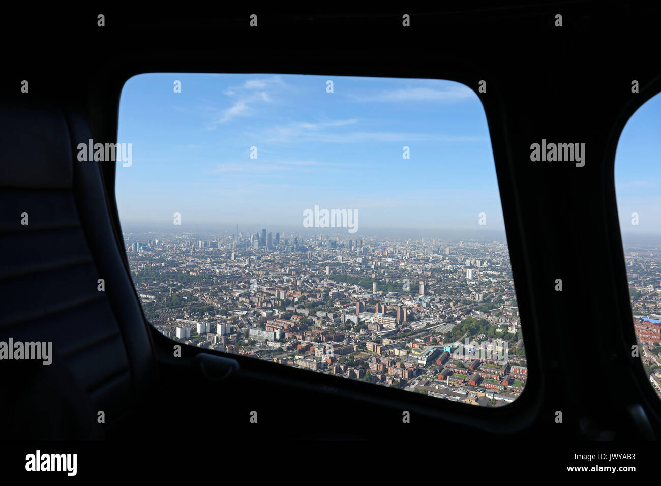 Blick auf die Skyline von London durch einen Hubschrauber Fenster, London, UK Stockfoto