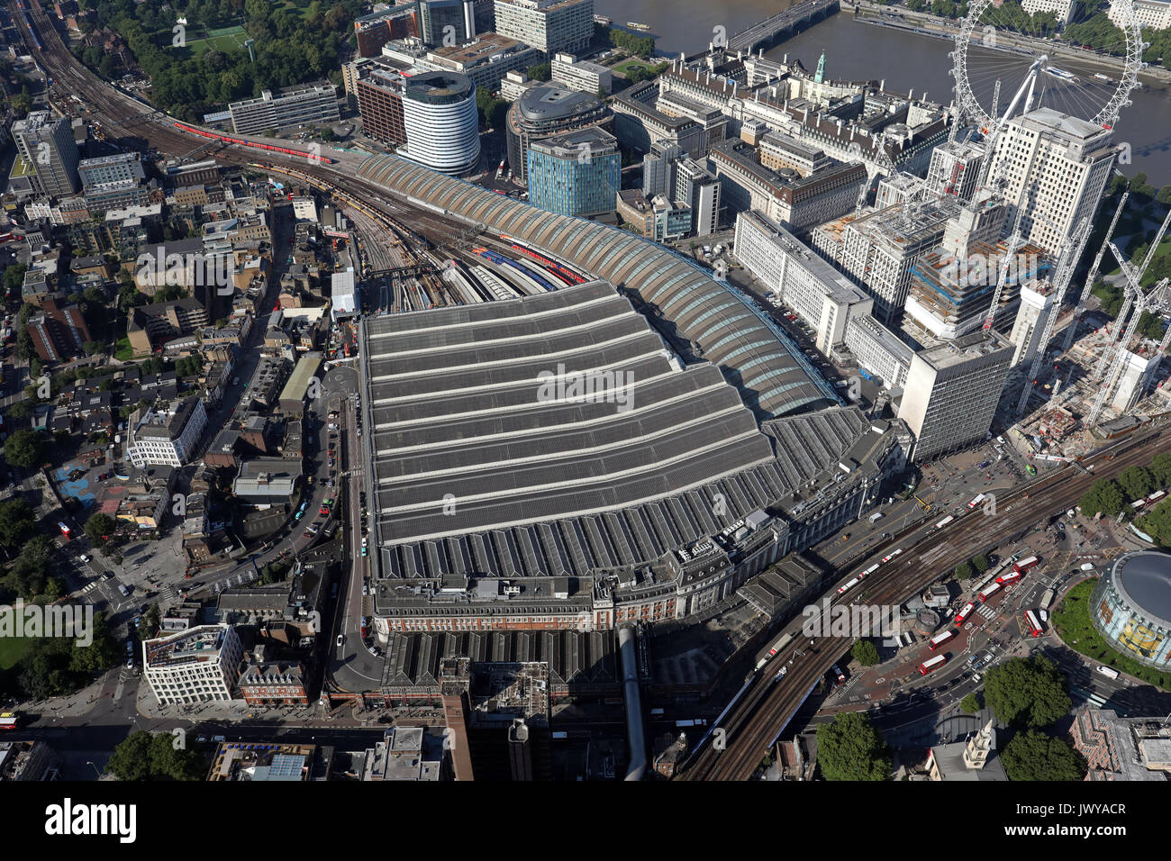 Luftaufnahme von Waterloo Station und London Eye, Großbritannien Stockfoto