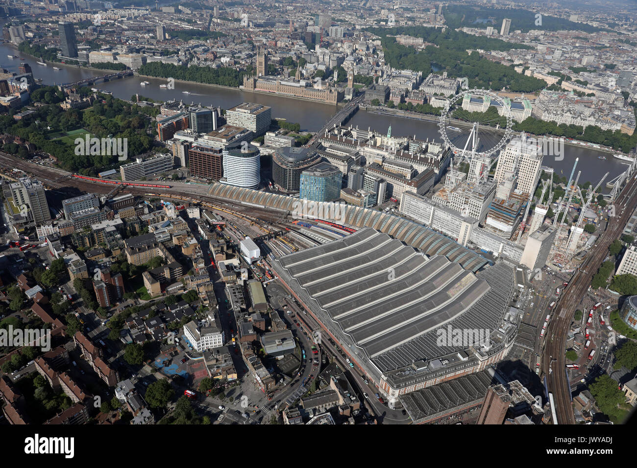 Luftaufnahme von Waterloo Station und London Eye, Großbritannien Stockfoto