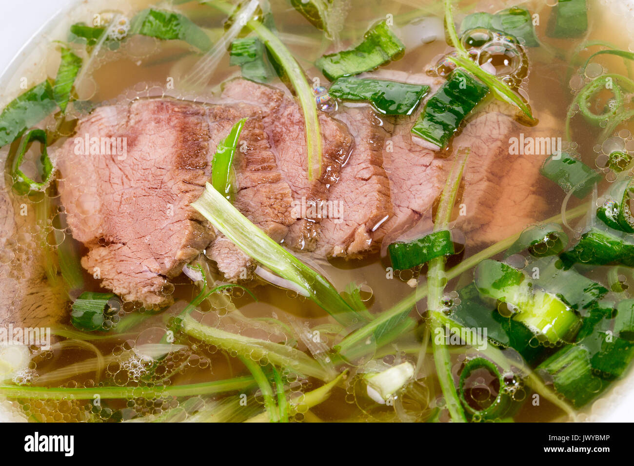 Thailändische Suppe mit Fleisch. Stockfoto