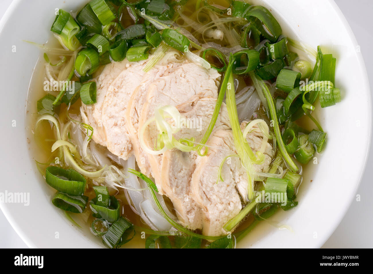 Thailändische Suppe mit Fleisch. Stockfoto