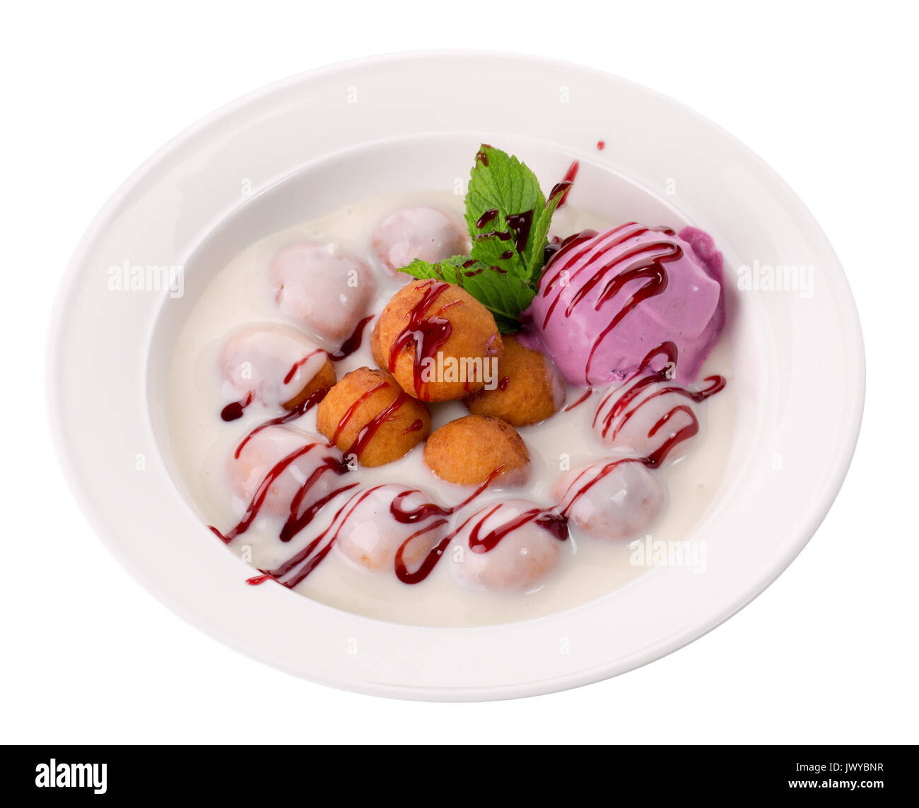 Eis Ball mit Beeren-sauce. Stockfoto