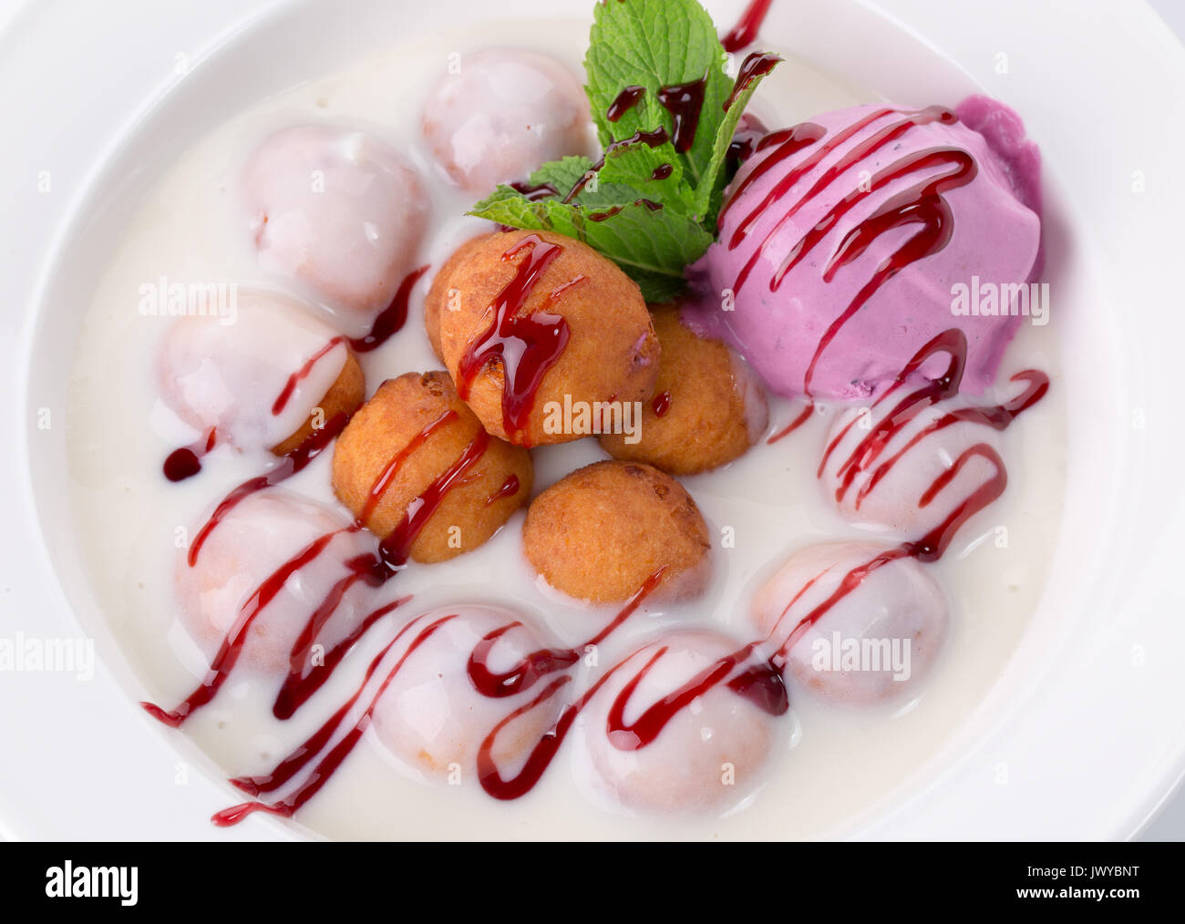 Eis Ball mit Beeren-sauce. Stockfoto