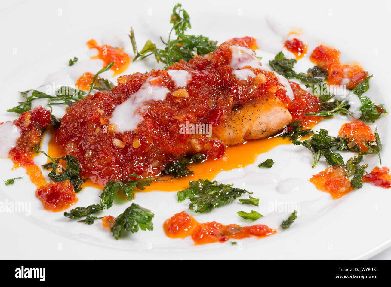 Fische unter Tomaten - paprika sauce. Stockfoto