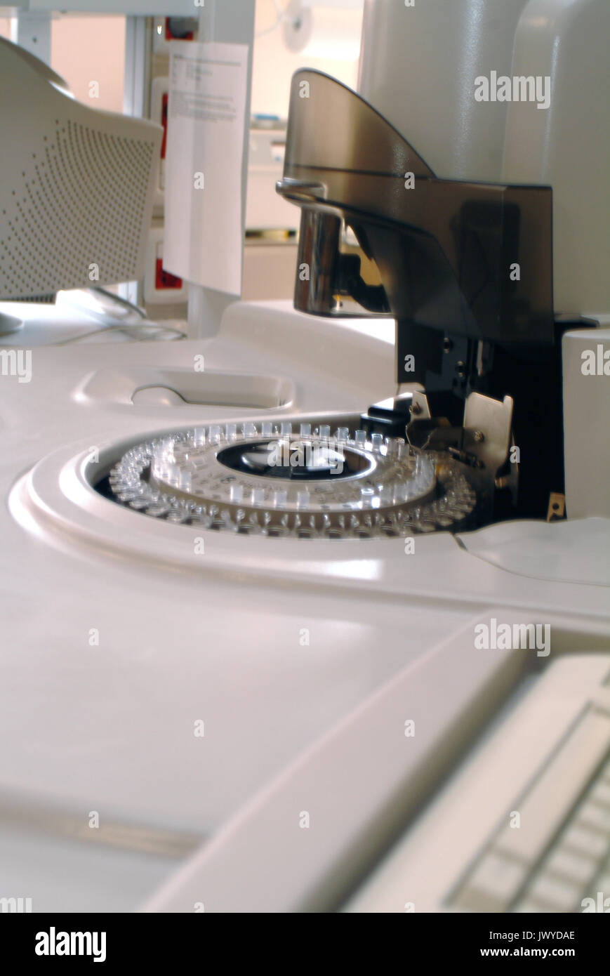 Labor-Assistentin analysiert der DNA-Sequenz auf dem computer Stockfoto