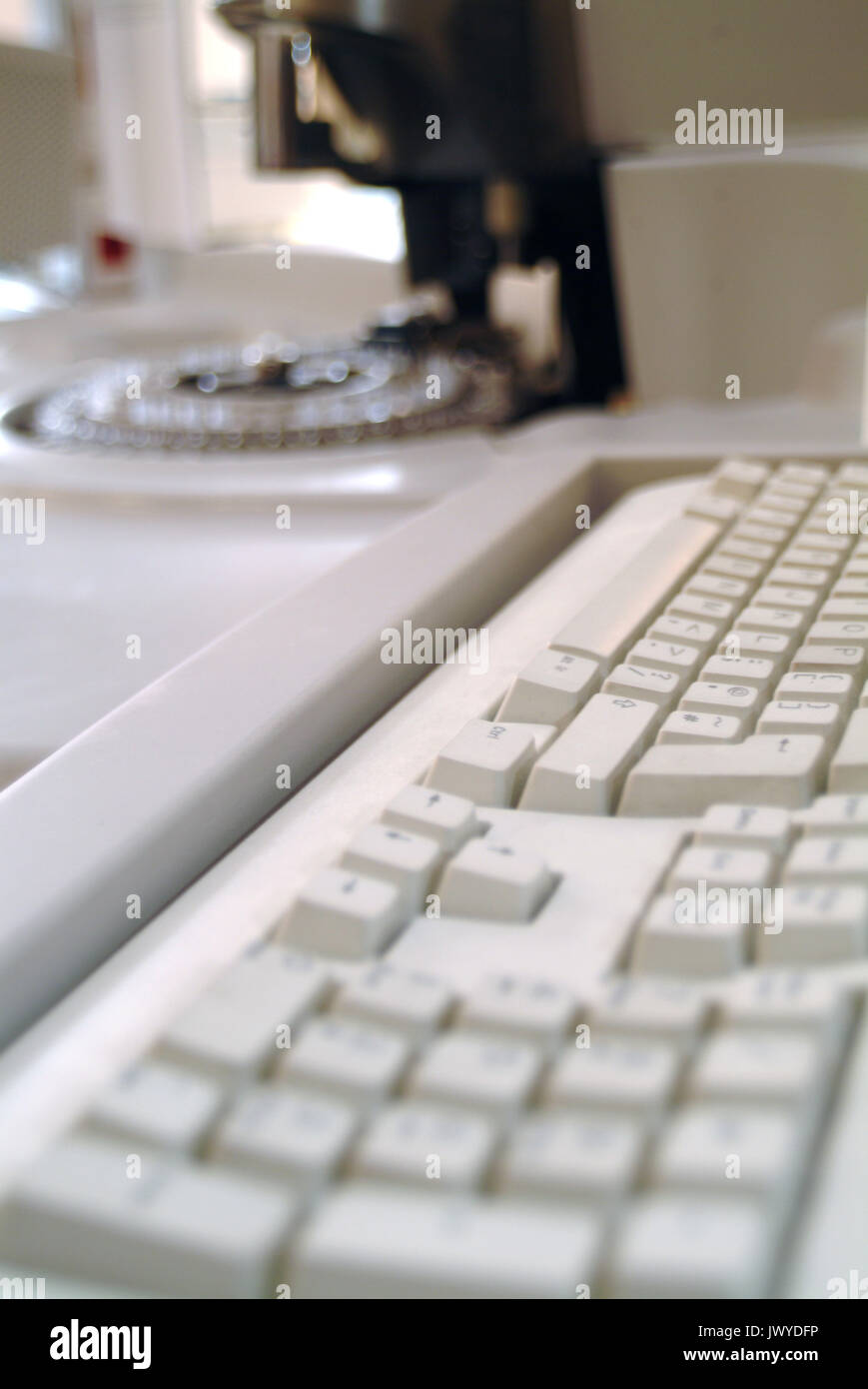 Labor-Assistentin analysiert der DNA-Sequenz auf dem computer Stockfoto