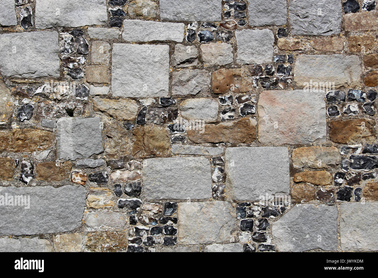 Wand aus verschiedenen quadratische Blöcke aus Granit, Hornstein, Feuerstein und andere Felsen, grau, braun, Rost und Schwarz: Einsatz für ein Hintergrundbild, Bildschirmschoner Stockfoto