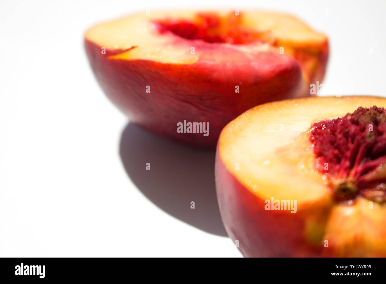 Nektarine. Nektarine auf weißem Hintergrund. Süße frische Früchte. Stockfoto