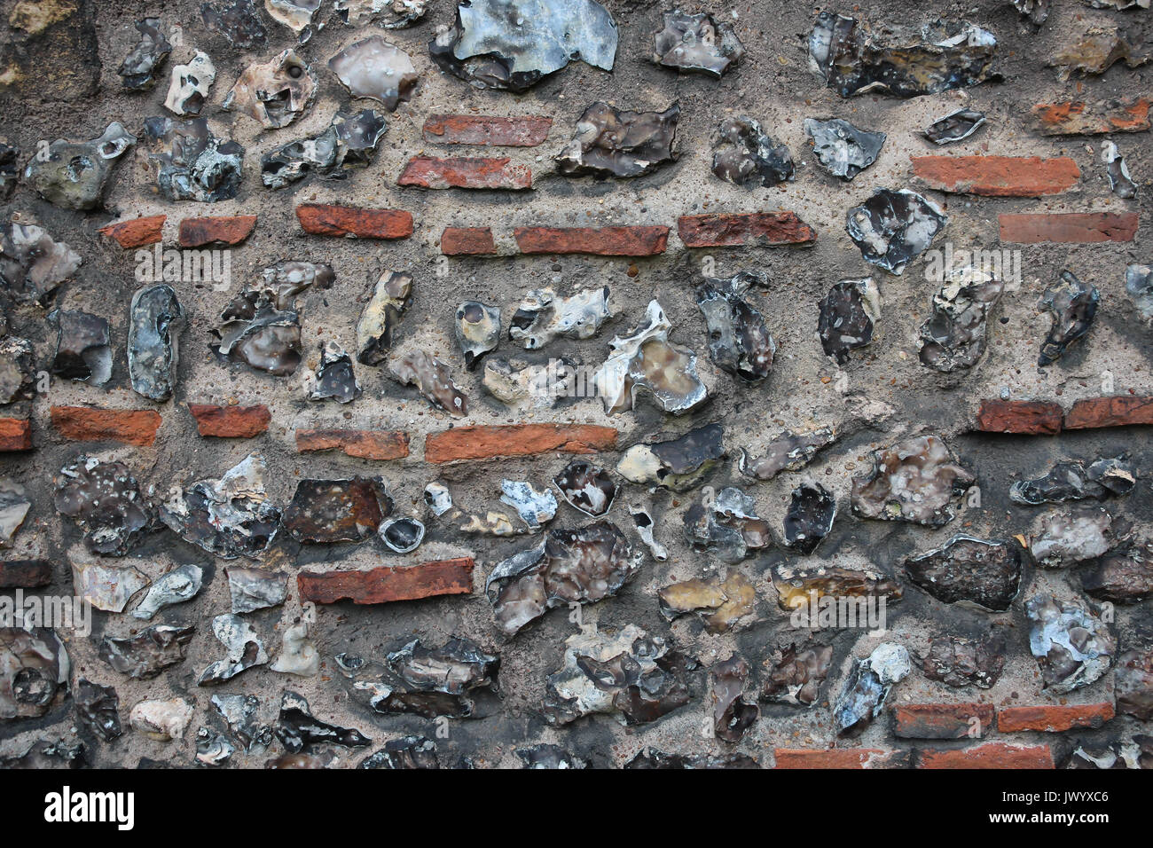 Alte Mauer in St. Albans, Hertsfordshire., England gebaut von traditionellen Materialien - hornstein, Feuerstein und alten römischen Ziegeln - zusammen mit einem Mörser gehalten. Stockfoto