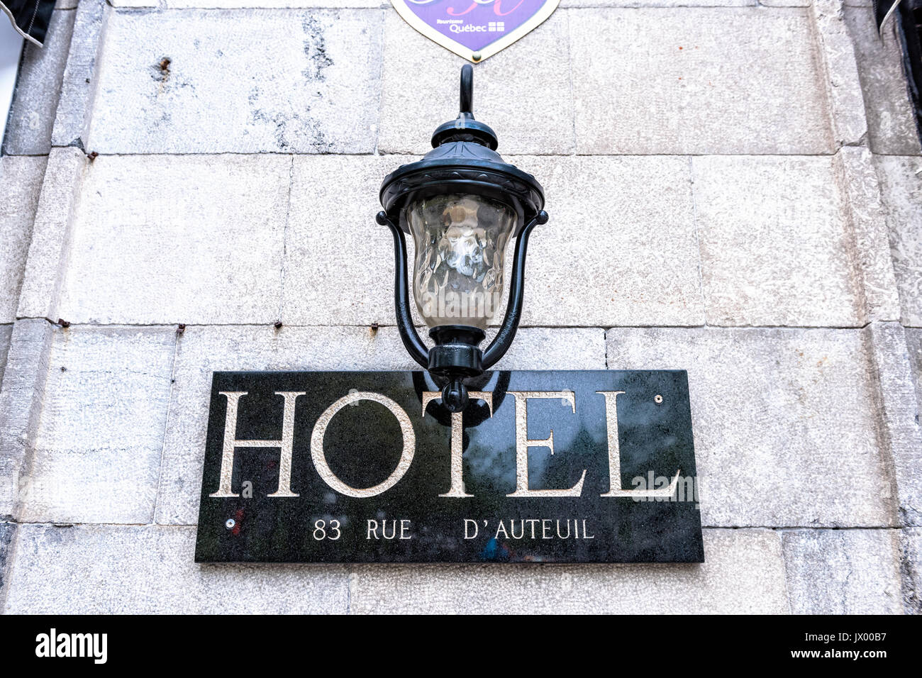 Quebec City, Kanada - 29. Mai 2017: Closeup Zeichen des Hotel Manoir De L'Esplanade auf der Rue d'Auteuil Stockfoto