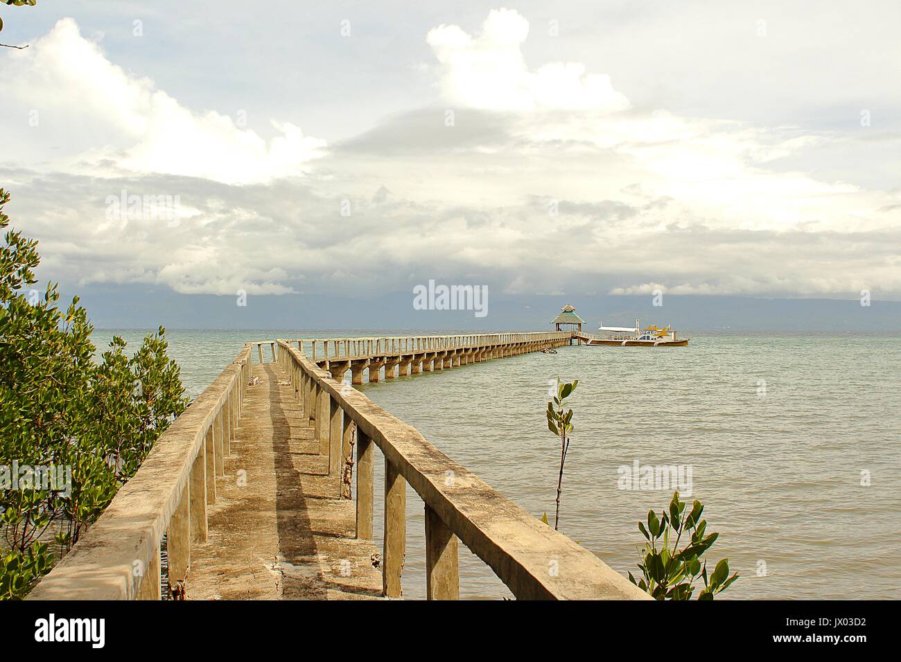 Eine konkrete Causeway gehen zum Andockbereich des Bootes Stockfoto