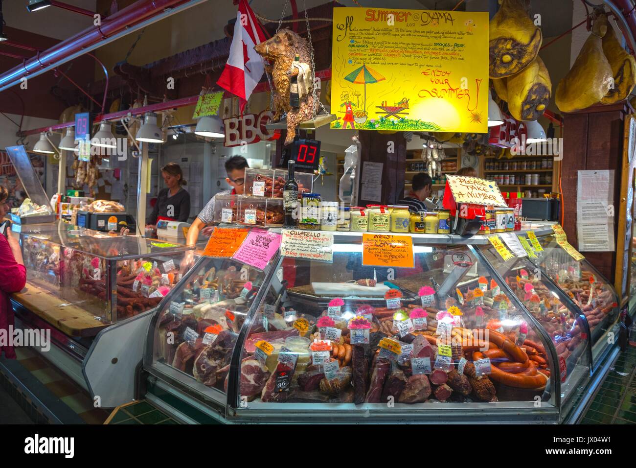 Delikatessen, Geräuchertes Fleisch, Sonderverkauf, Delikatessen, Handwerkerladen. Granville Island Public Market, Vancouver, British Columbia, Kanada Stockfoto