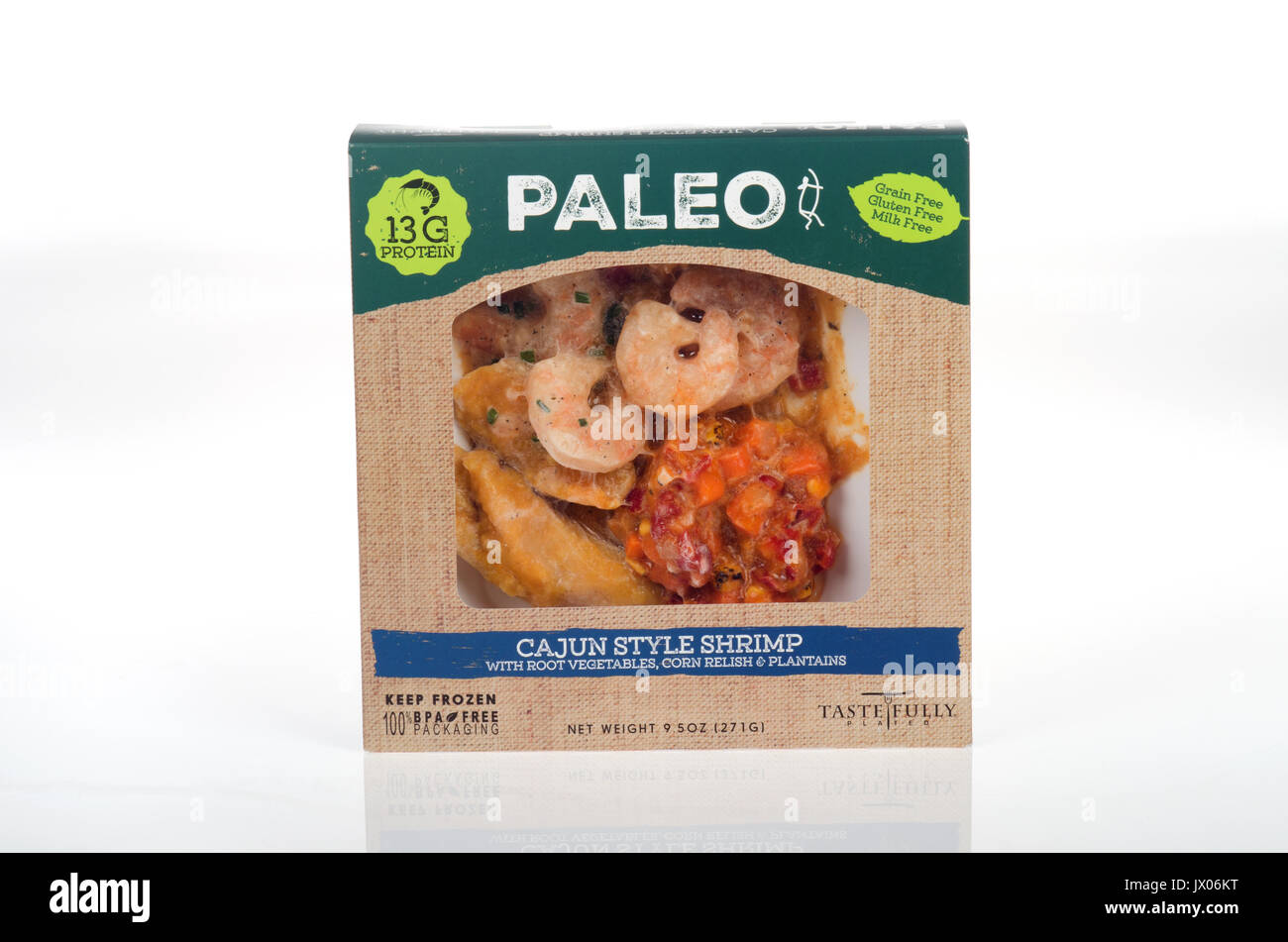 Gefrorene Paleo Fertiggerichte von Cajun Style Garnelen mit Wurzelgemüse, Mais Relish, Kochbananen in Verpackungen auf weißem Hintergrund isolieren. USA Stockfoto