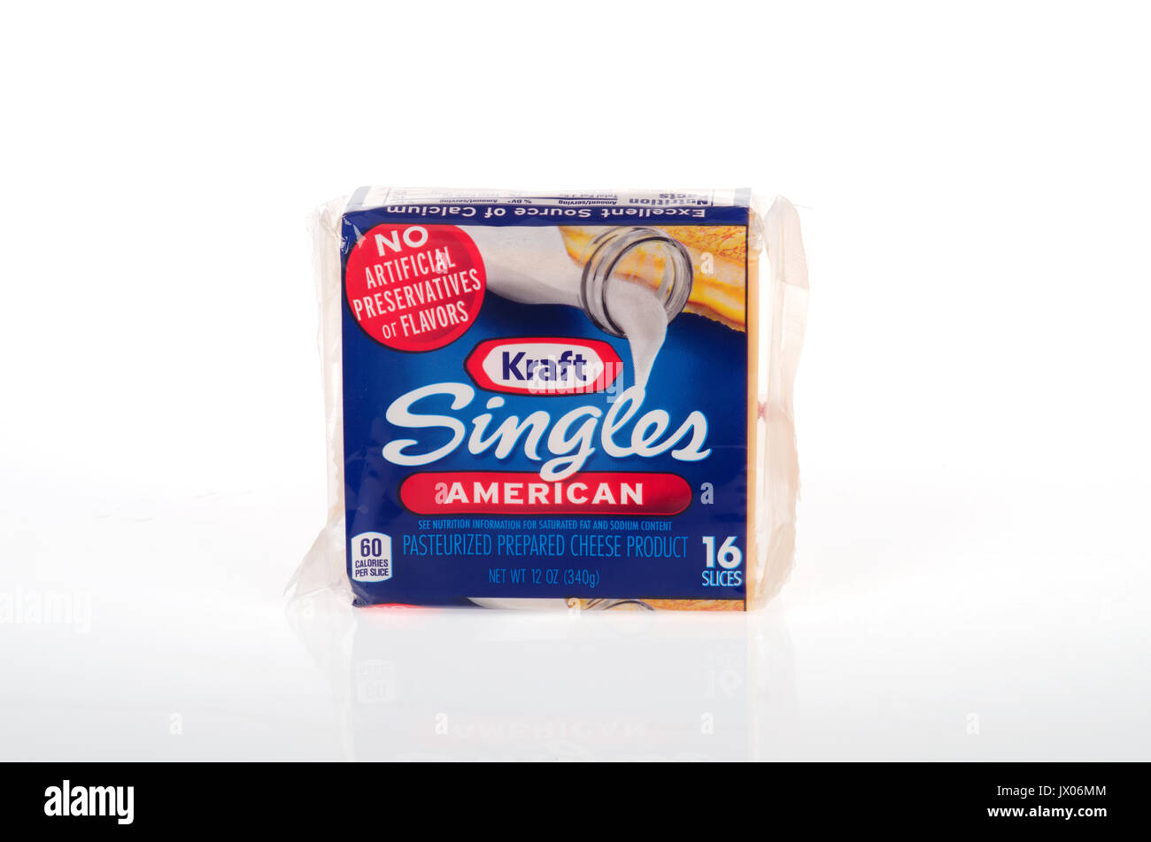 Ungeöffnete Packung von Kraft Singles gelb American Käse auf weißem Hintergrund, Ausschnitt. USA Stockfoto