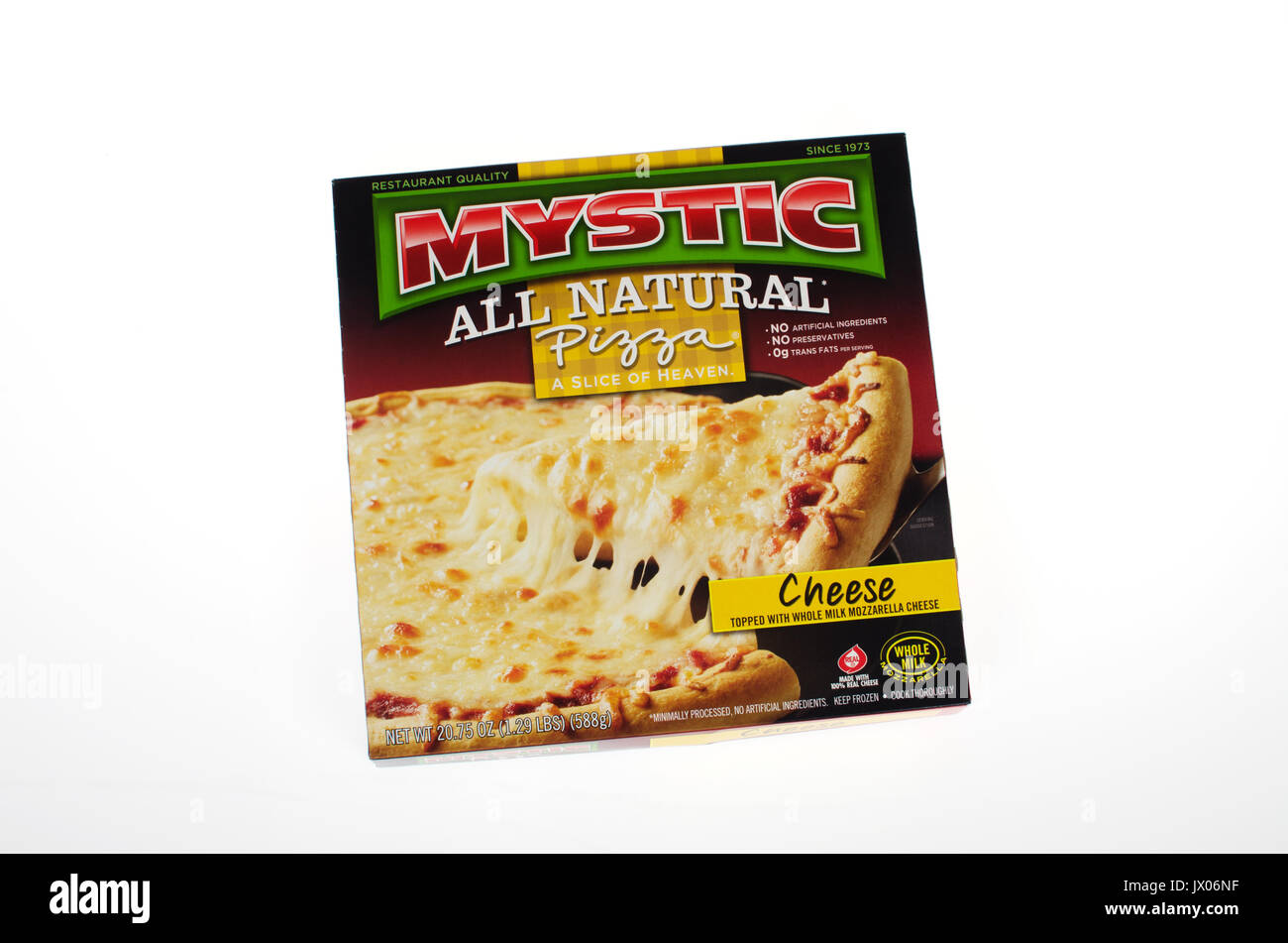 Ungeöffnete Verpackung von gefrorenem Mystic Pizza auf weißem Hintergrund, ausgeschnitten. USA Stockfoto