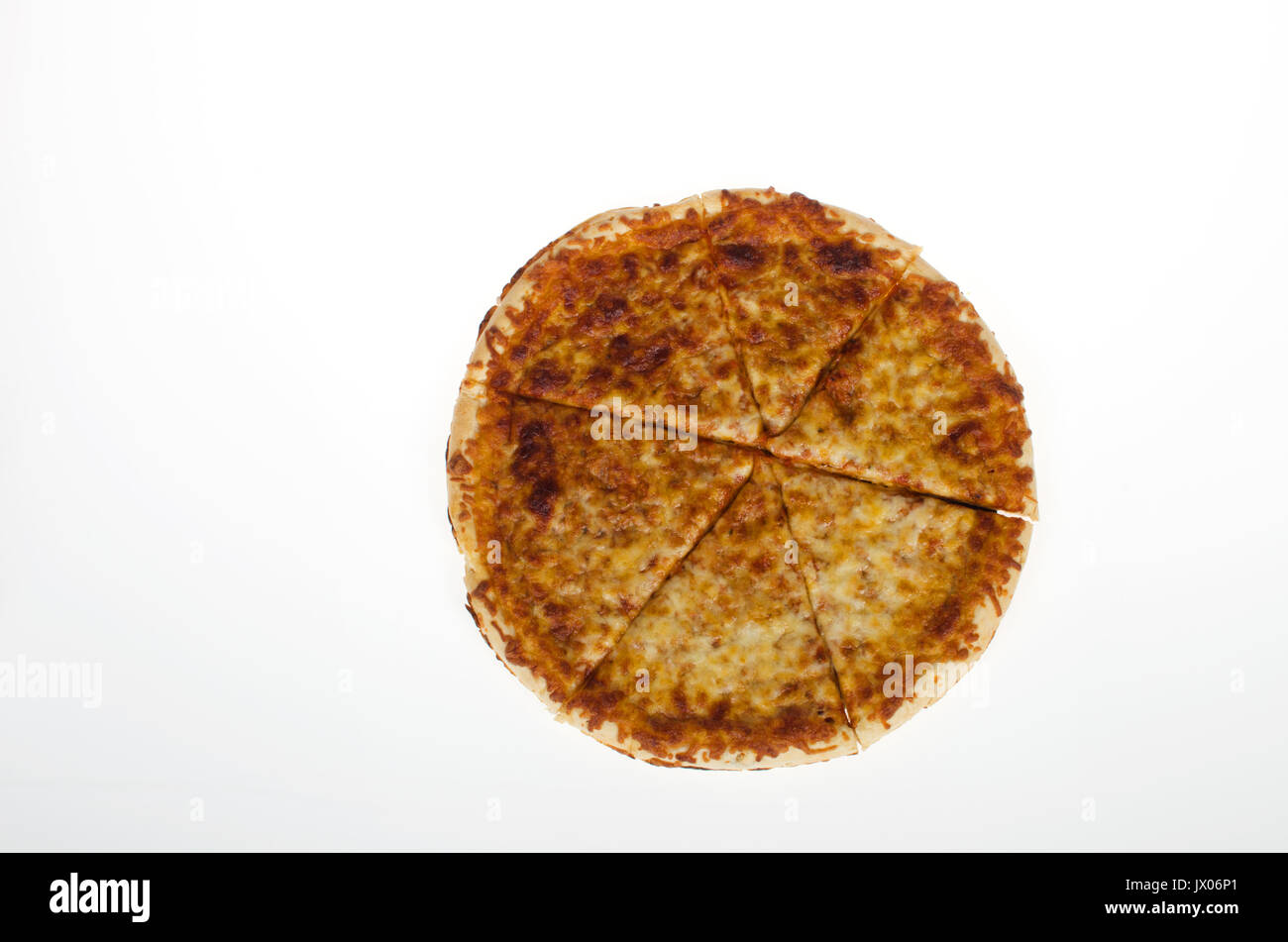 Frisch ganze Käse Pizza in Scheiben geschnitten auf weißem Hintergrund gekocht, Cut-out. USA Stockfoto