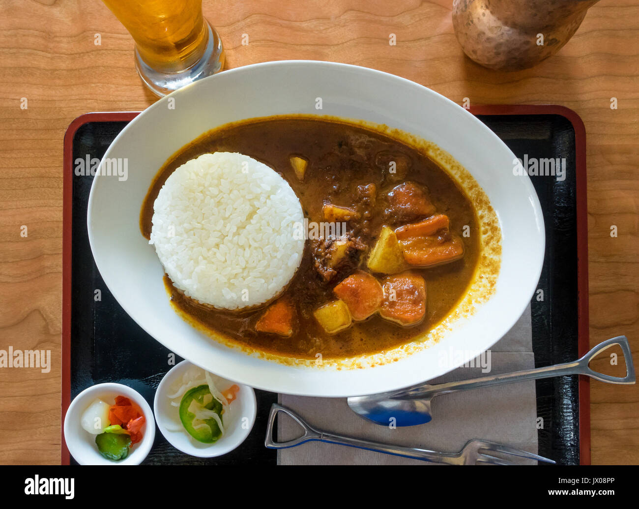 Japanisches Curry, mit geschmolzener Rind, Karotten, Kartoffeln und Reis in einer weißen Schüssel Stockfoto