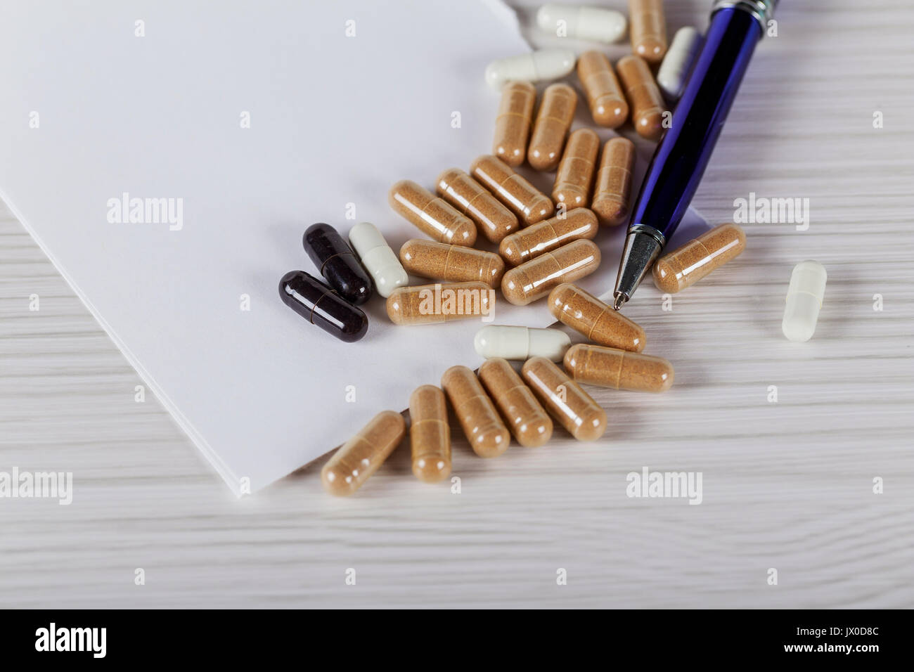 Close up Vitamin Pille auf Holztisch, gesunde Konzept Pillen auf dem Tisch Stockfoto