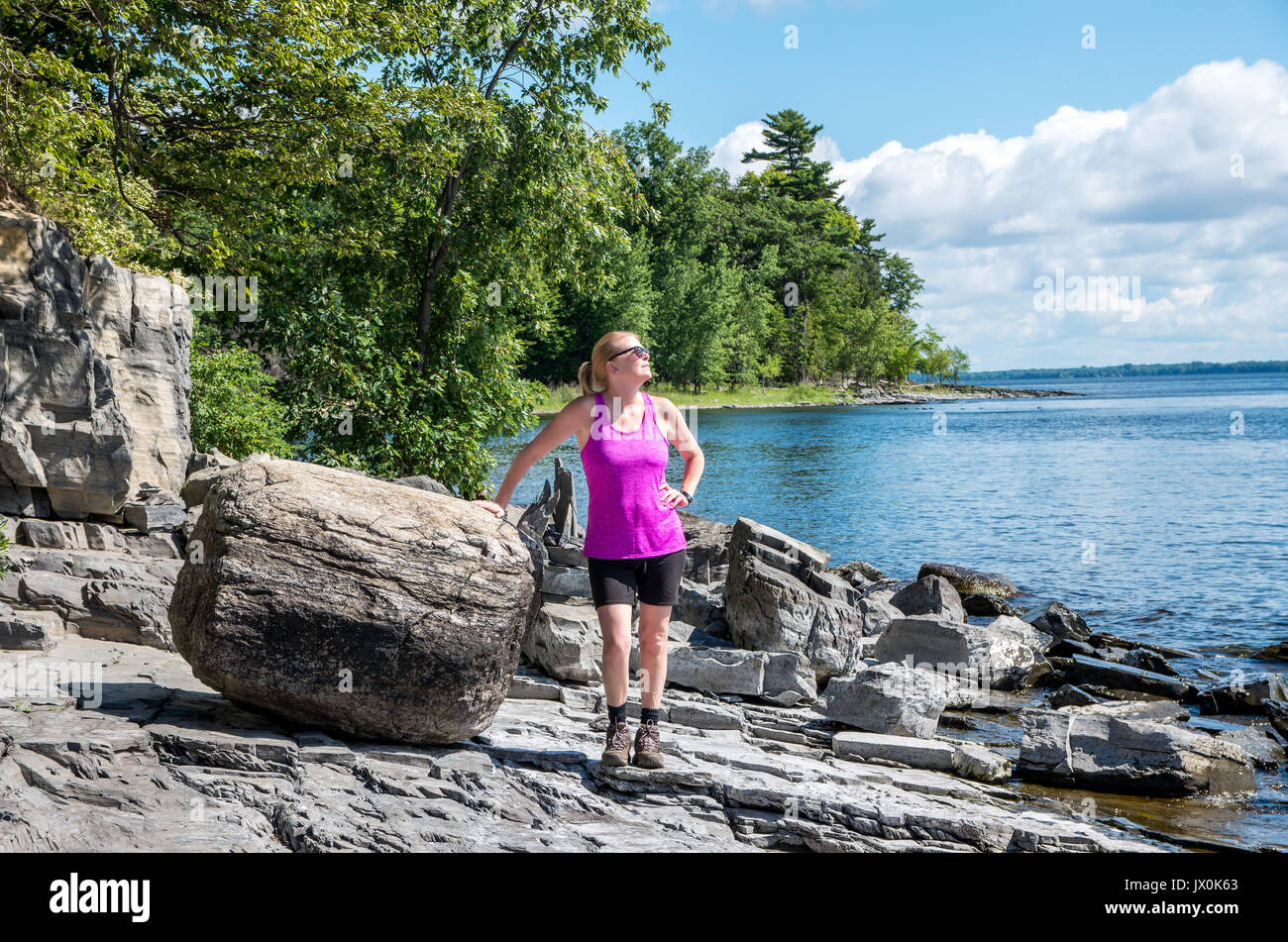 Auf einem felsigen Ufer des Lake Champlain gehen und mit Blick auf den See Stockfoto