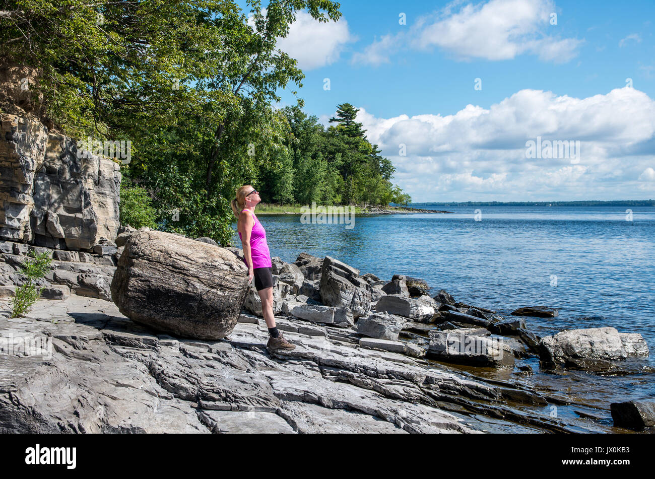 Auf einem felsigen Ufer des Lake Champlain gehen und mit Blick auf den See Stockfoto