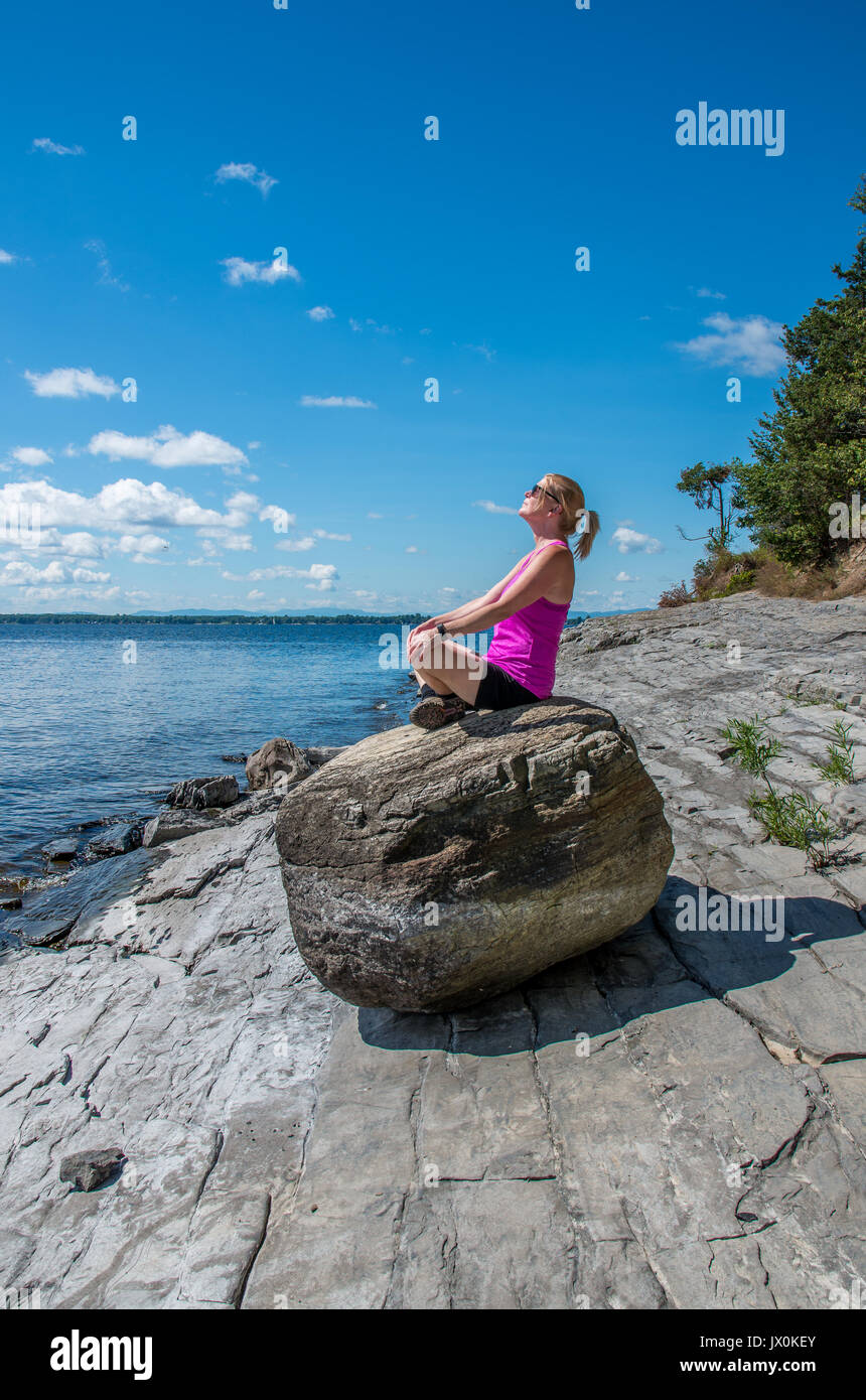Auf einem felsigen Ufer des Lake Champlain gehen und mit Blick auf den See Stockfoto
