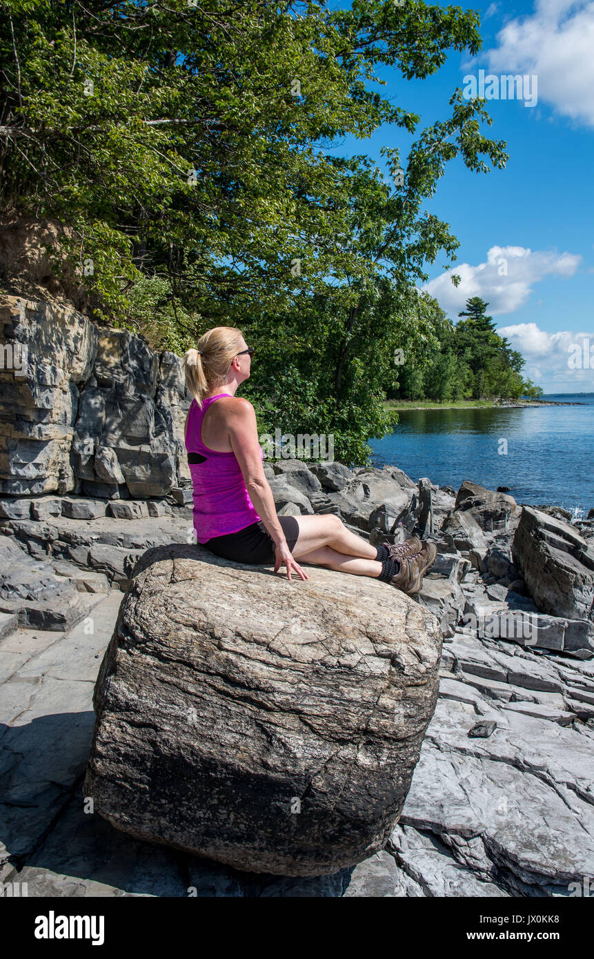 Auf einem felsigen Ufer des Lake Champlain gehen und mit Blick auf den See Stockfoto