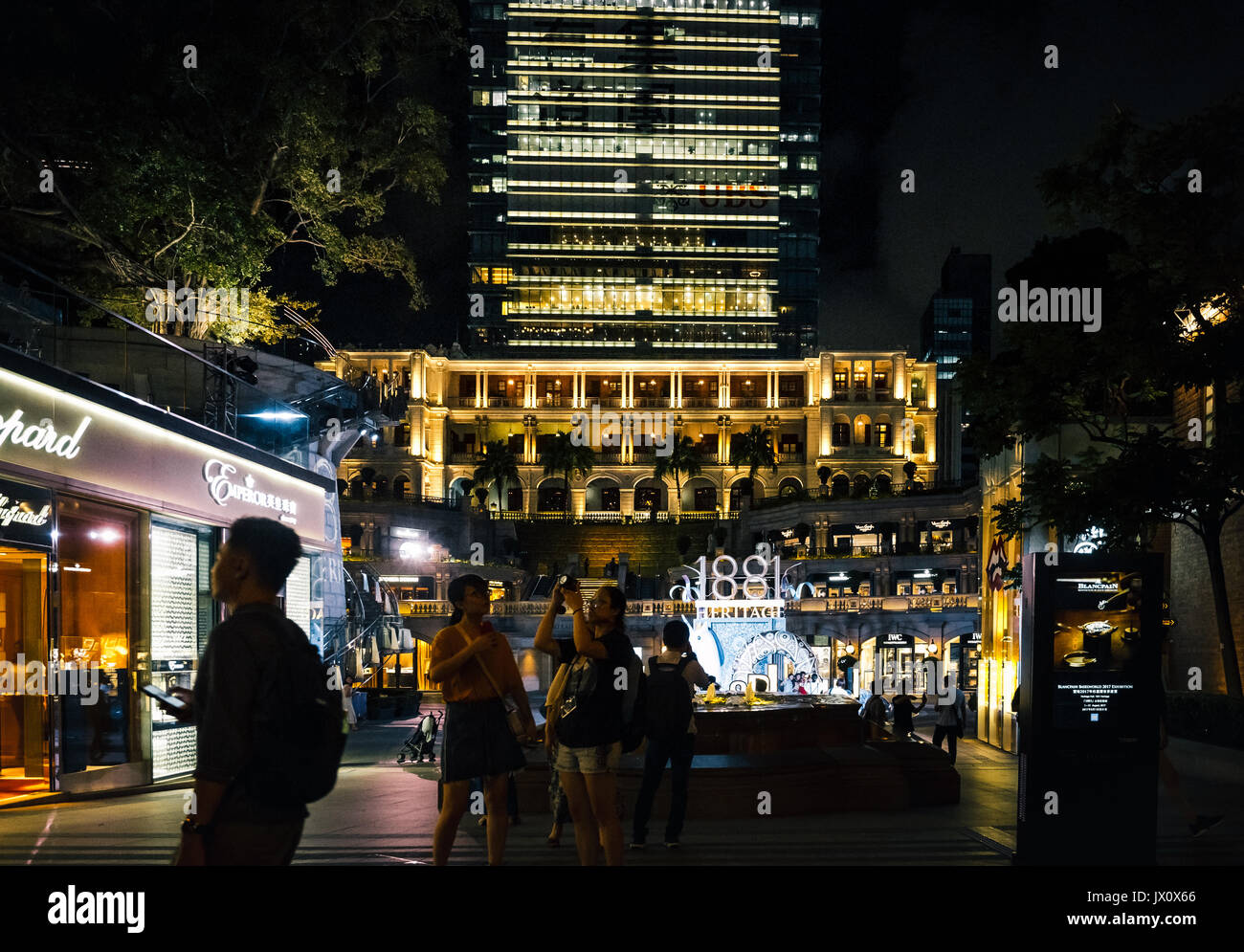 Schöne Nacht Blick auf Heritage 1881. Ein ehemaliger Marine Polizeipräsidium. Es ist ein Wahrzeichen und ein Einkaufszentrum werden in Hongkong Stockfoto