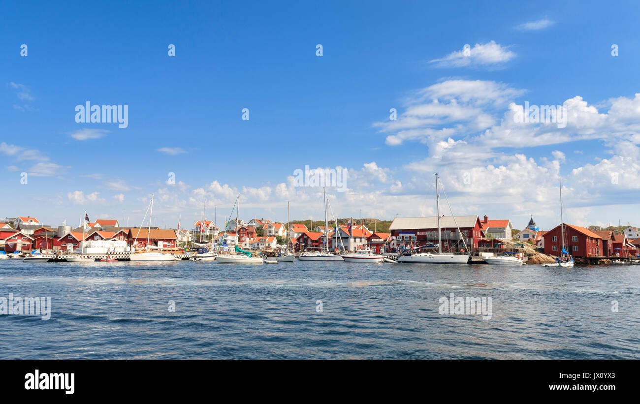 Mollösound Hafen an der Westküste von Schweden mit Booten und Aktivität im Sommer Model Release: Nein Property Release: Nein. Stockfoto