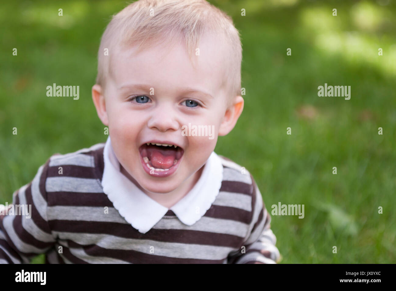 Nett lächelnden jungen kaukasischen 1-2 Jahre altes Kleinkind junge Spaß herum laufen in einem Park im freien Model Release: Ja. Property Release: Nein. Stockfoto