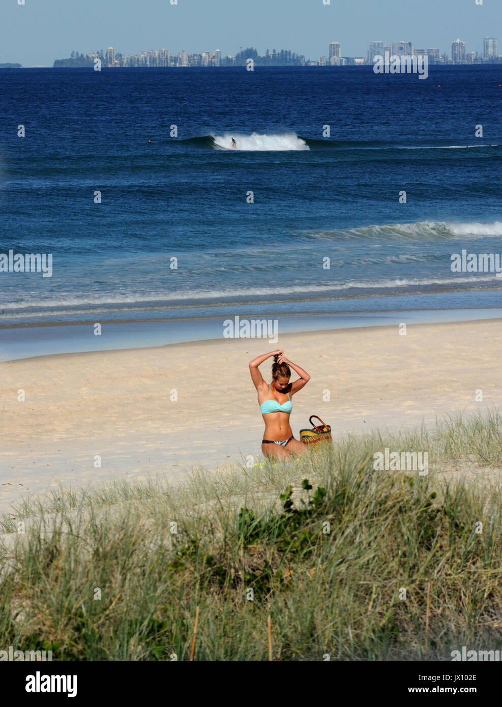 Ein Mädchen entspannt auf der Gold Coast Australien Stockfoto