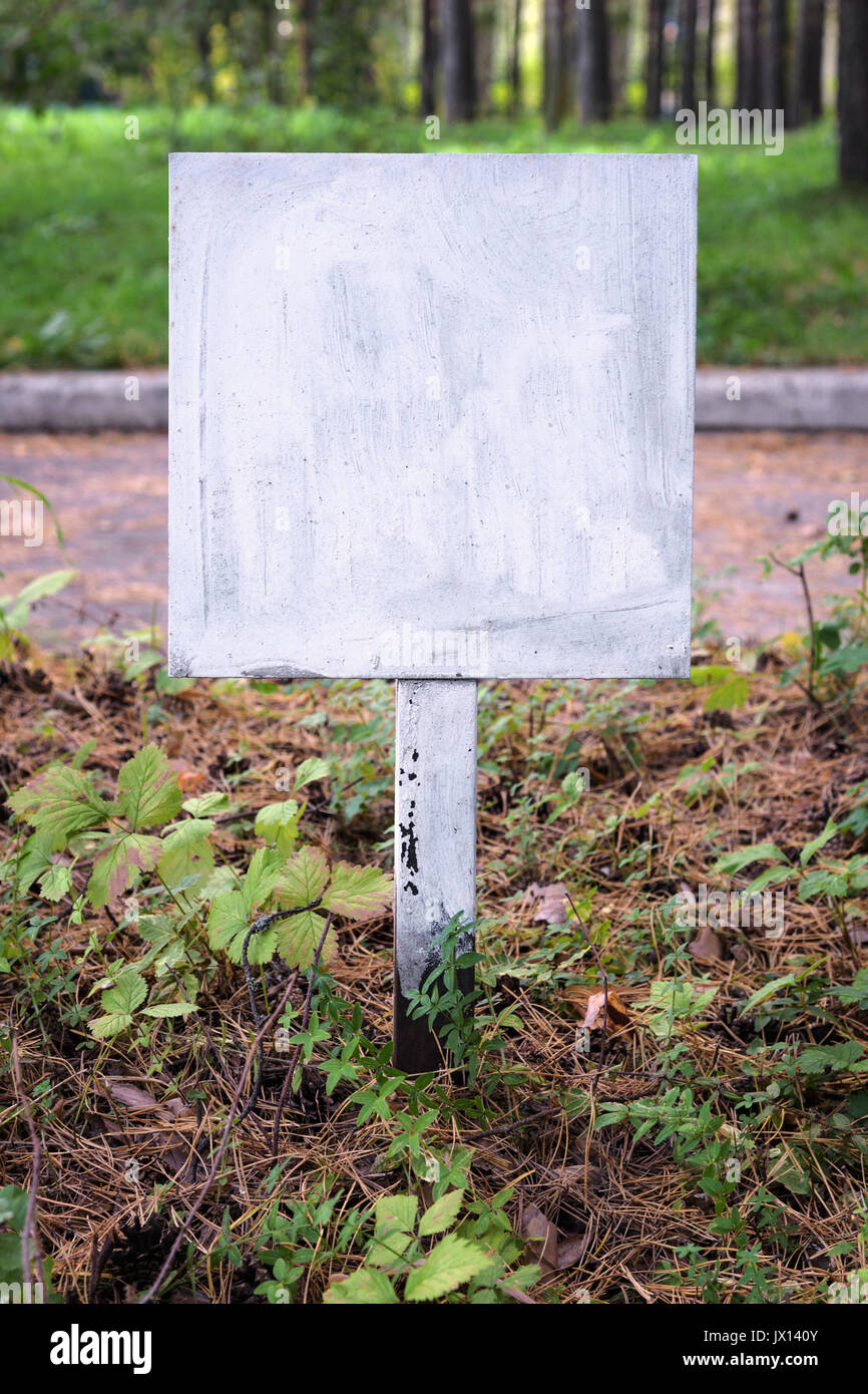 Rostiges Metall Schild vor dem Hintergrund der Wald Stockfoto