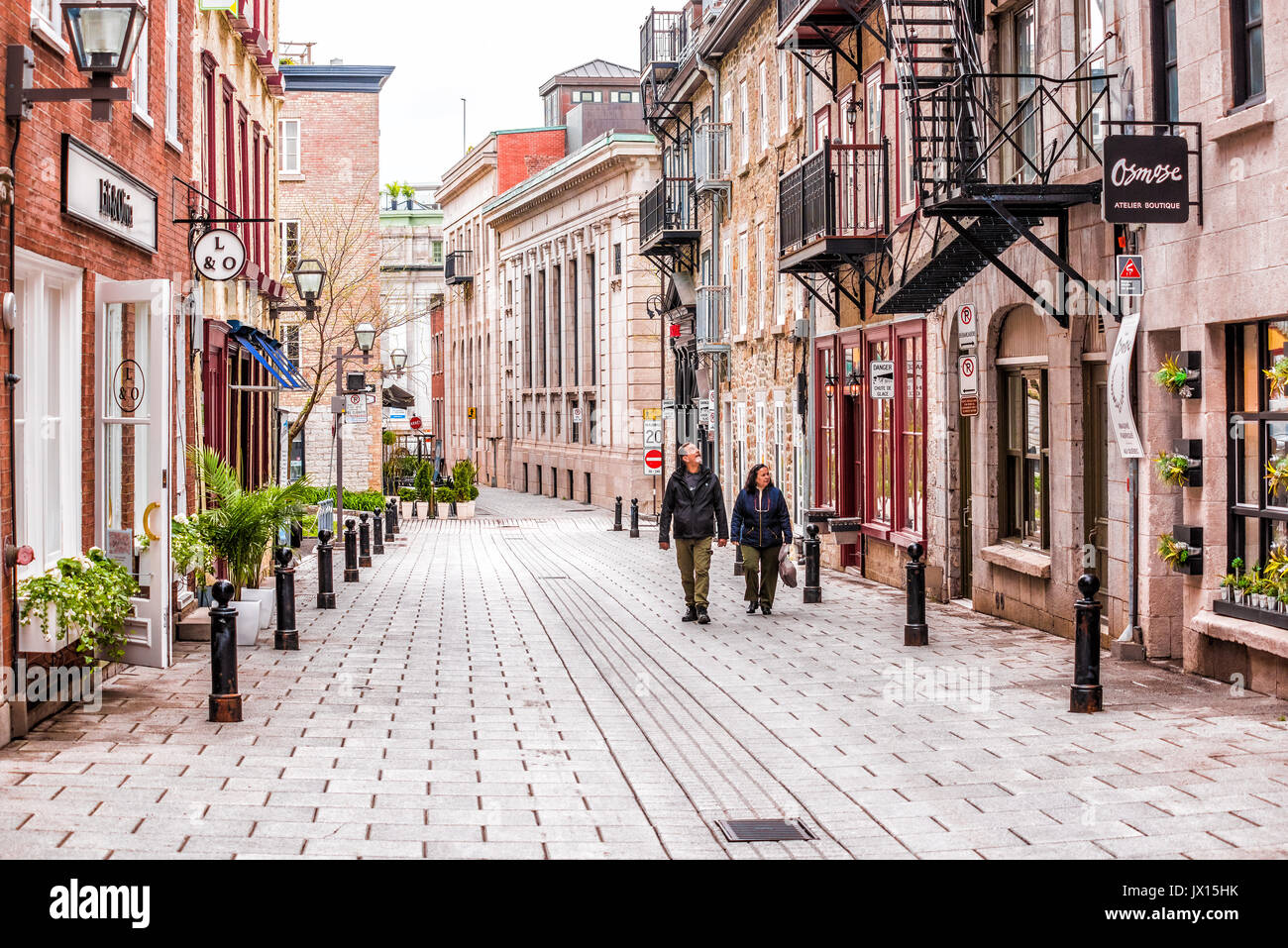 Quebec City, Kanada - 30. Mai 2017: Untere Altstadt Straße Rue du Sault-au-Matelot mit touristischen Paar auf Natursteinpflastern Stockfoto