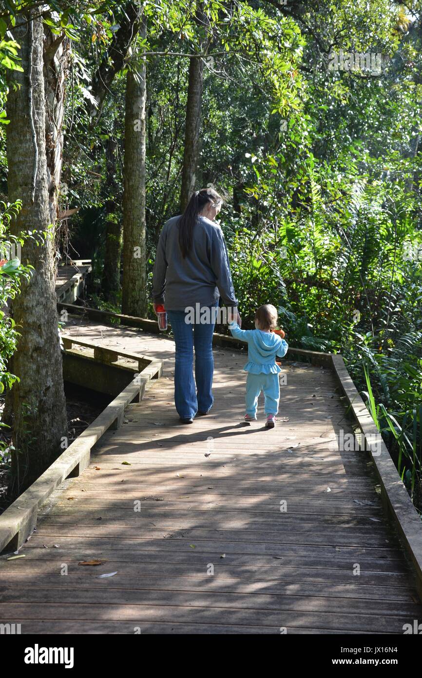 Eine Mutter und eine Tochter die Zeit im Park. Stockfoto