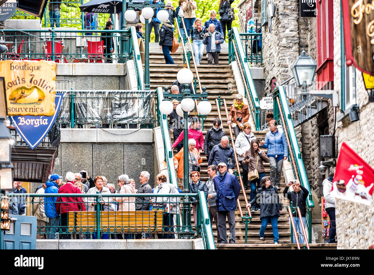 Quebec Stadt, Kanada - 30. Mai 2017: Menschen auf berühmte Treppe oder Stufen auf untere Altstadt Straße Rue du Petit Champlain von Restaurants genannt Stockfoto