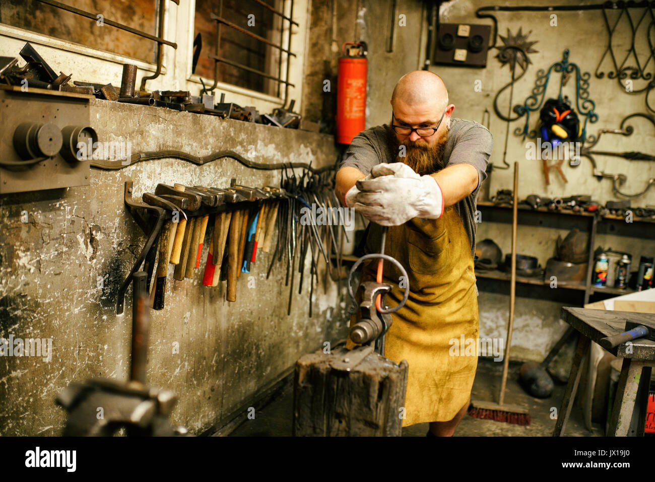 Schmied mit Bart Arbeiten in der Werkstatt Stockfoto