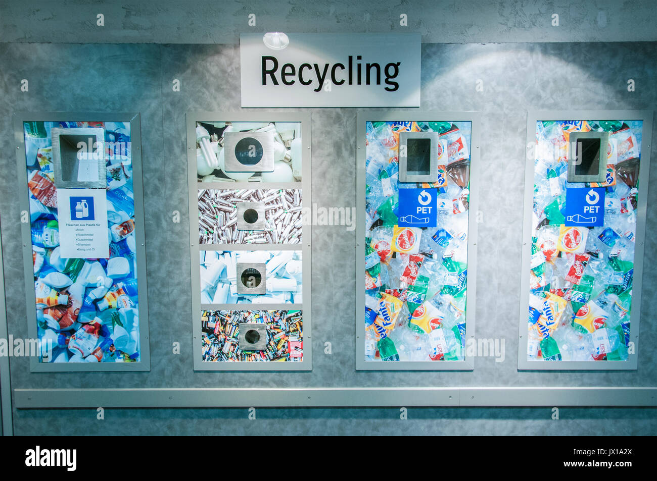 Elektronisches Recyclingzentrum in einem Lebensmittelgeschäft in Zürich Schweiz. Für Verbraucher ist die Teilnahme am Rücknahmeprogramm im Rahmen der europäischen Rekologie einfach Stockfoto