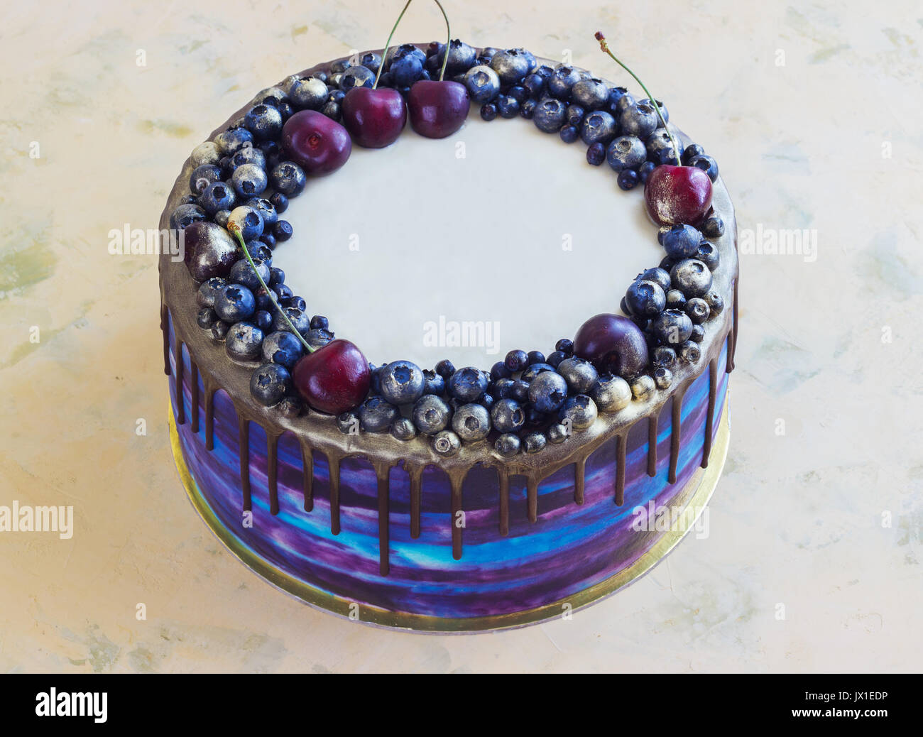 Hell blau festliche Kuchen mit Beeren und Schokolade. Stockfoto