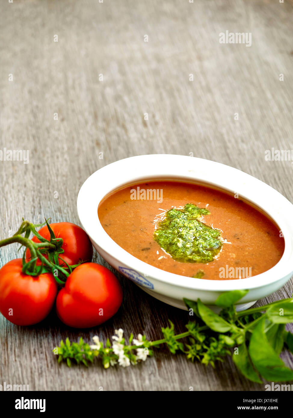 Rustikale gebratene Tomaten und Basilikum Suppe Stockfoto