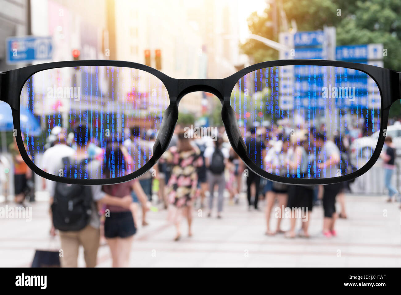 Augmented Reality, smart AR Brille, smart City, Internet der Dinge Konzept.  Kunden mithilfe von AR-Anwendung siehe Digitale binär codierte Daten  Stockfotografie - Alamy