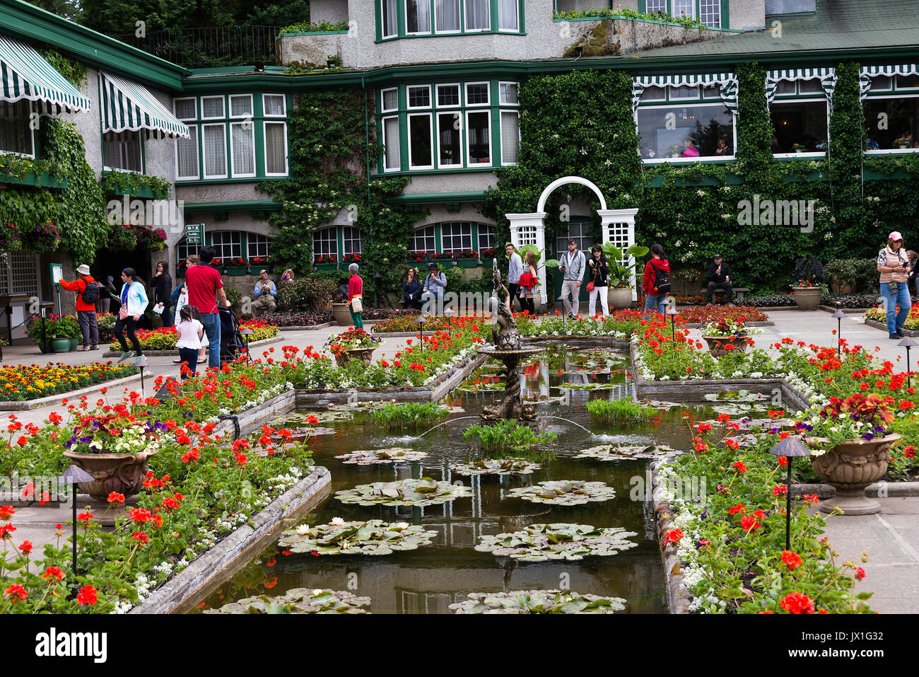 Die Formale italienischen Garten mit Wasserspiel Gepflanzt mit roten Geranien an den Butchart Gardens Victoria British Columbia Kanada Stockfoto